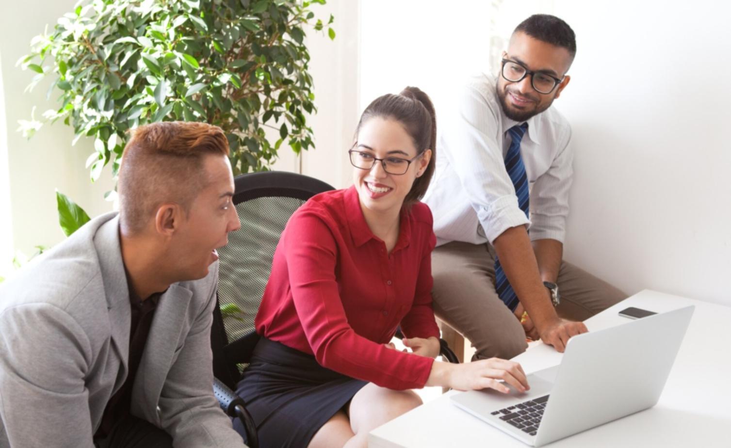 Empresarios trabajando en estrategias de diversificación